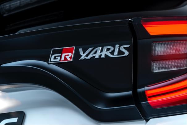 Logo w Toyota Yaris